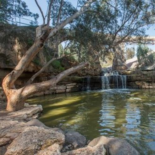 Passeggiata lungo il fiume Amal e sul ponte Kantara