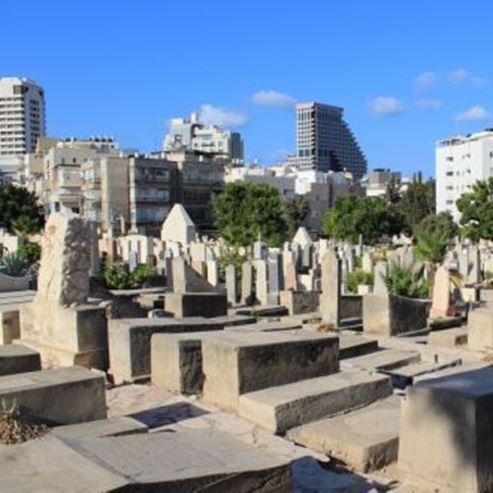 Древнее кладбище в Тель-Авиве на улице Трампельдор