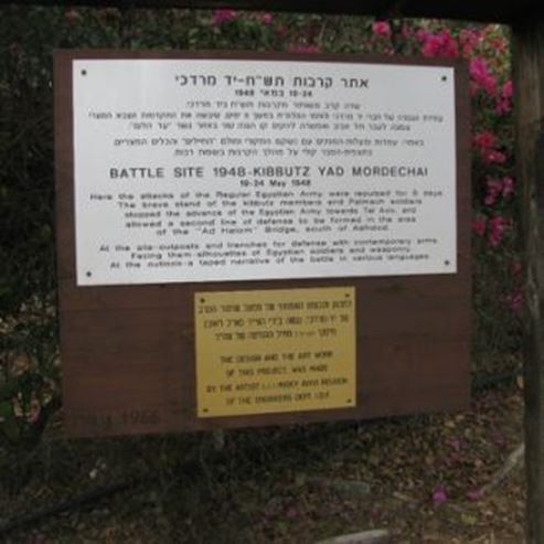 Reconstitution de la bataille de Yad Mordechai et statue de Mordechai Anielewicz