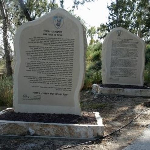 Reconstitution de la bataille de Yad Mordechai et statue de Mordechai Anielewicz