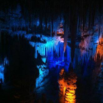 Сяйво нового світла в сталактитовій печері